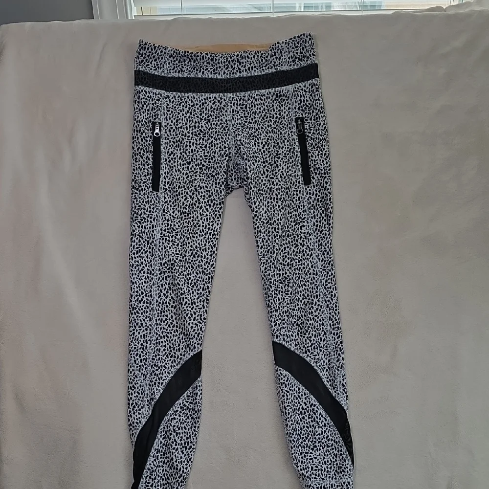 Lululemon Athletica Black and White Patterned Leggings Size 4‎